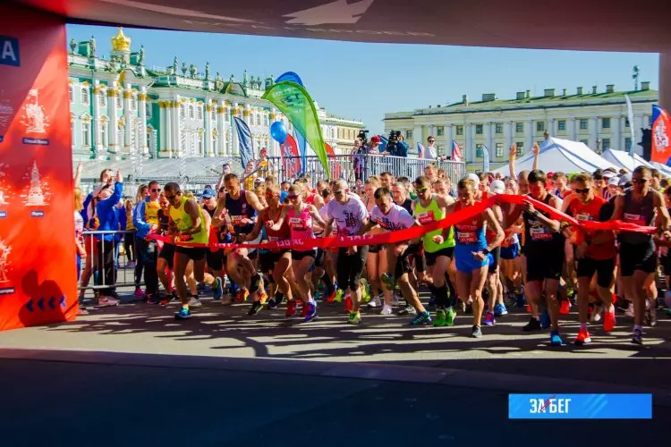 Около 18 тысяч человек из Санкт-Петербурга участвовали в забеге на полумарафоне «ЗаБег.РФ»