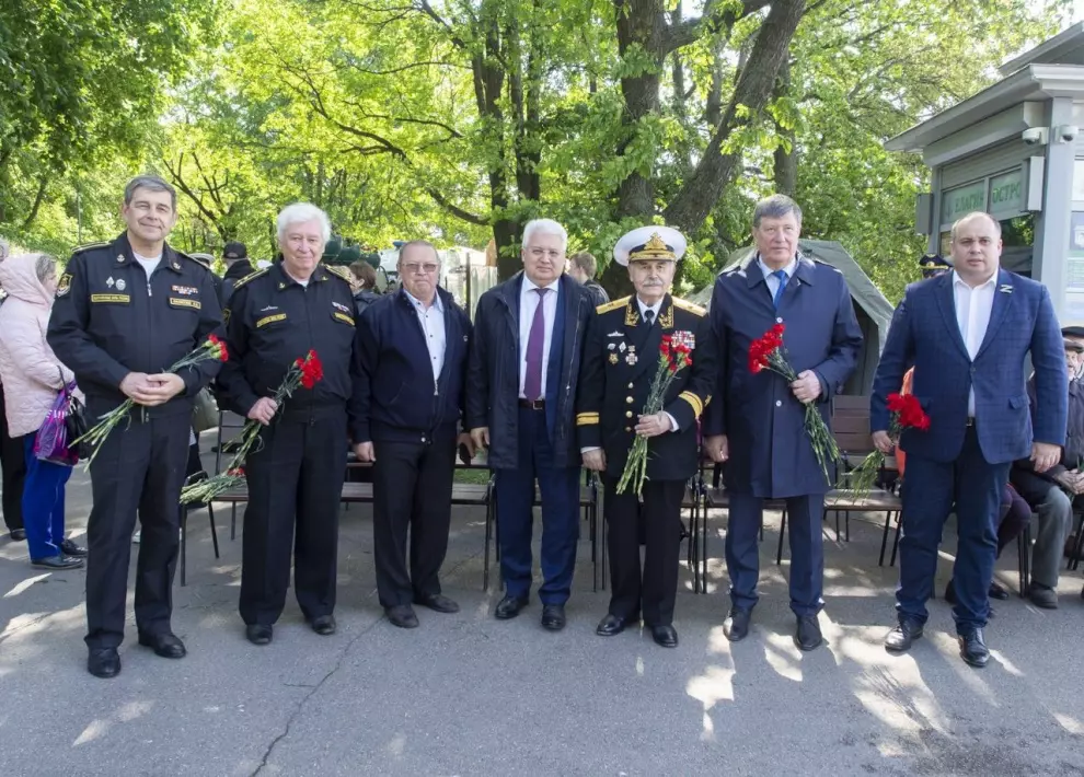Жители Санкт-Петербурга возложили цветы к памятнику катерным тральщикам