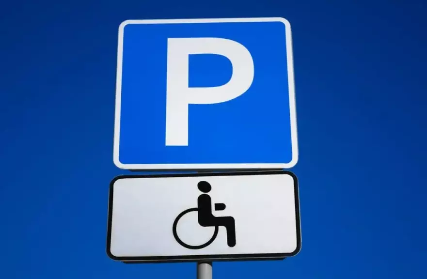 В Санкт-Петербурге поймали 606 нарушителей, которые припарковались на местах для инвалидов