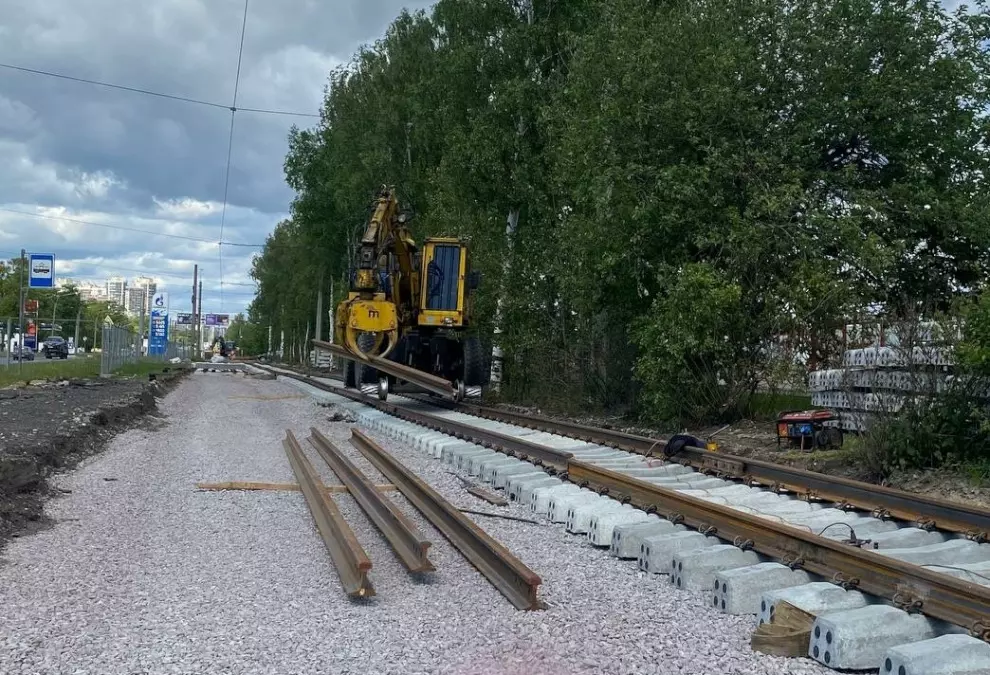 Обновление трамвайных путей в Калининском районе проходит полным ходом