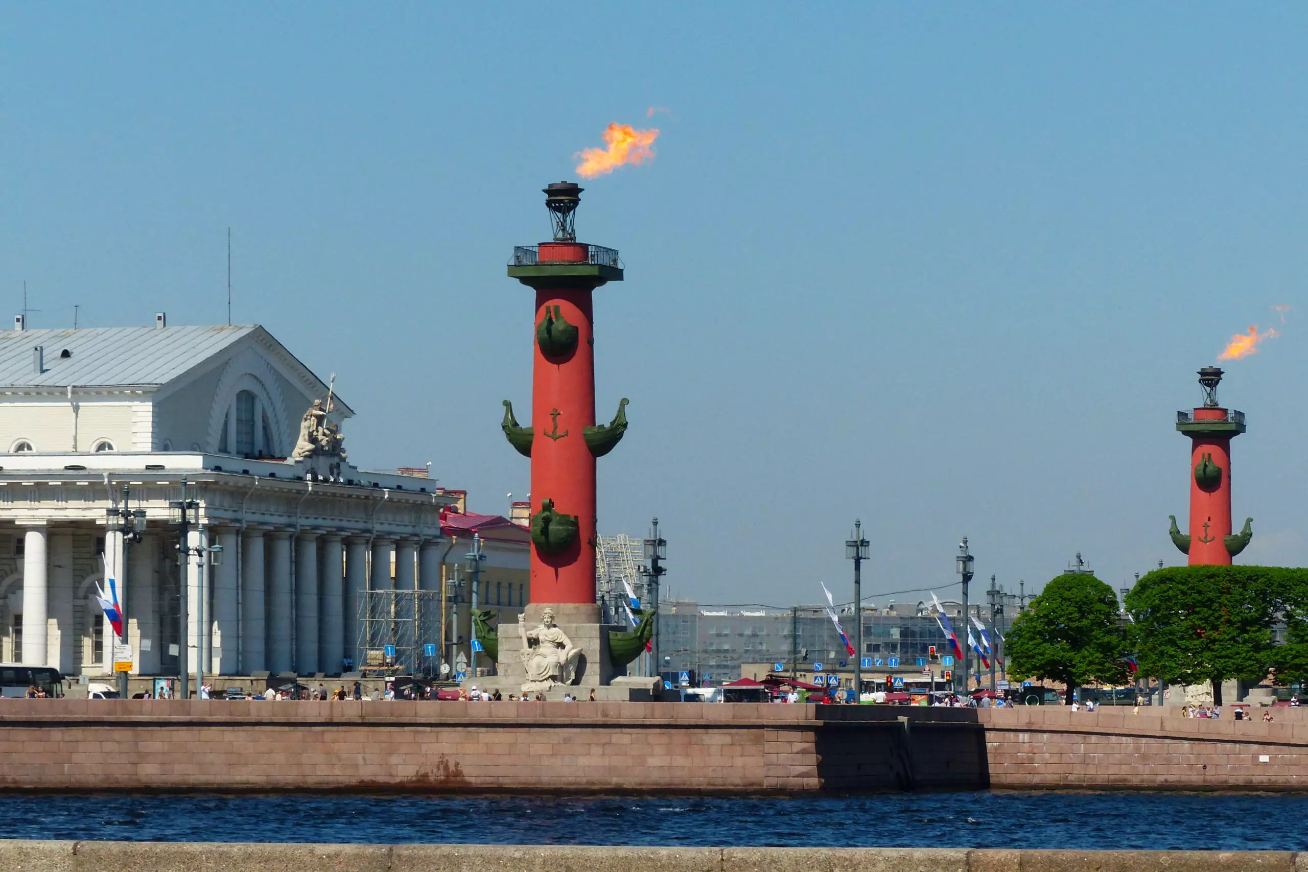 В День России зажгут факелы Ростральных колонн