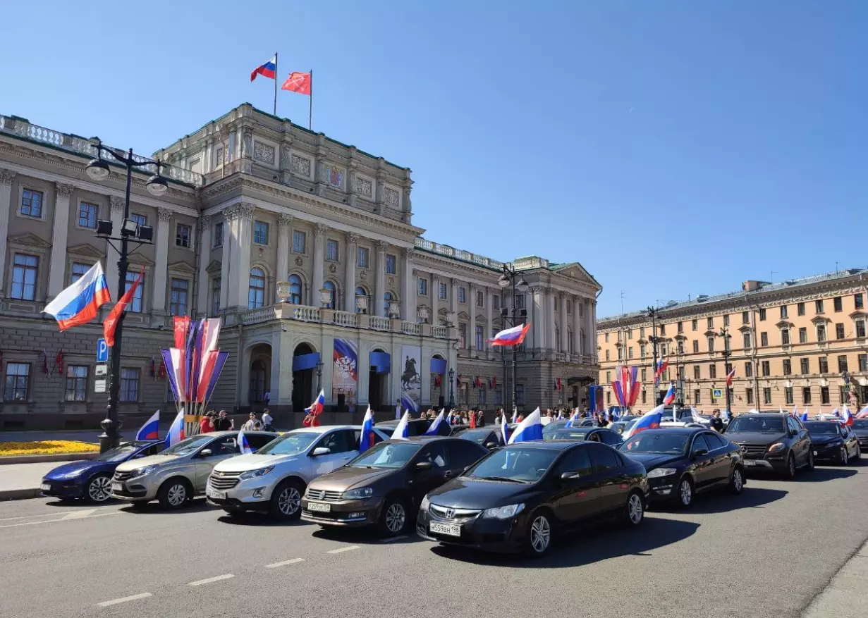 В автопробеге в честь Дня России участвовало свыше 50 автомобилей