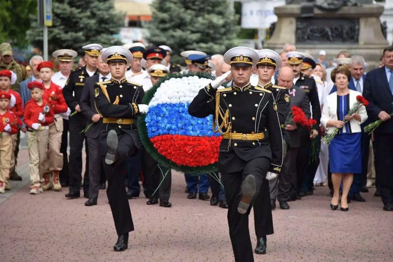 12 июня Александр Бельский почтил память героев отечества в Севастополе
