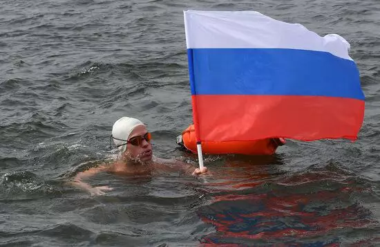 Сегодня на Елагином острове прошел патриотический заплыв в честь Дня России