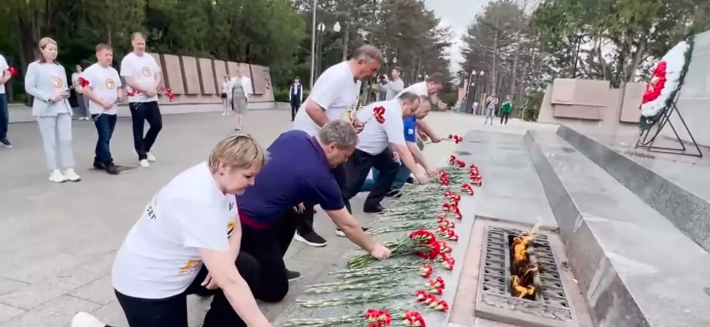 12 июня участники автопробега «Дорогами Победы» возложили цветы к обелиску Славы воинам-освободителям