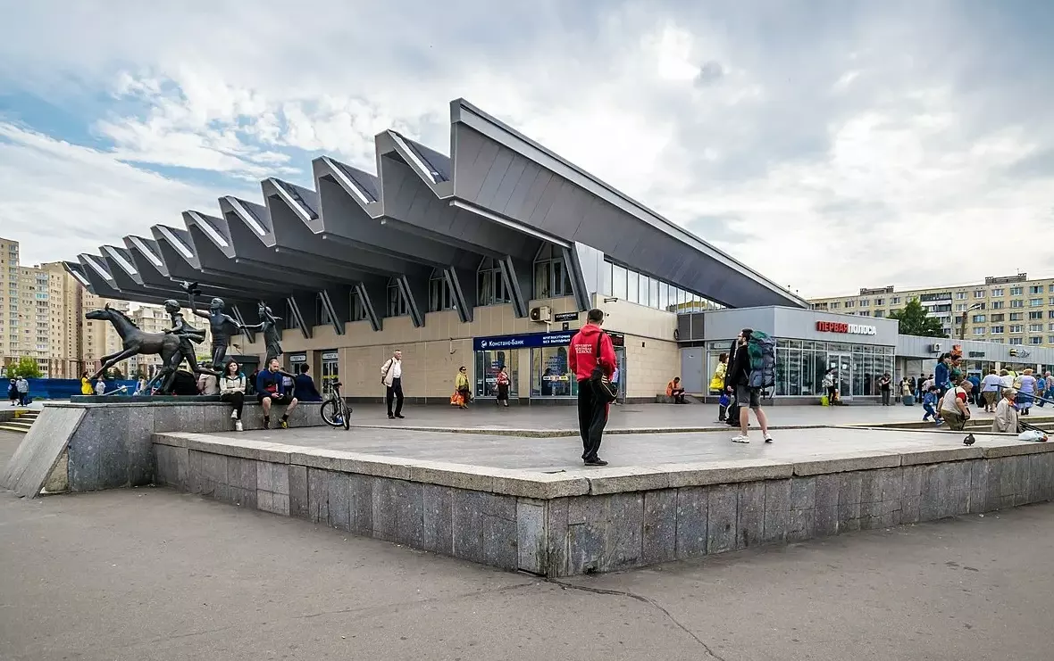 Перед закрытием станции метро «Пионерская» запретят остановку на Коломяжском проспекте