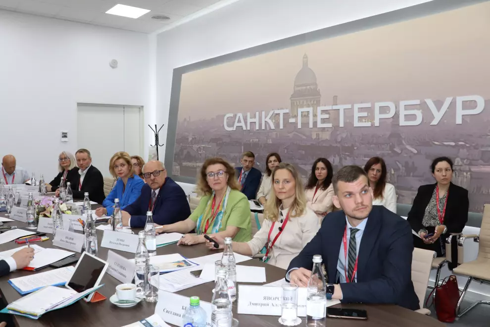 Региональный социальный стандарт в сфере социальной защиты населения Санкт‑Петербурга обсудили на ПМЭФ-2023