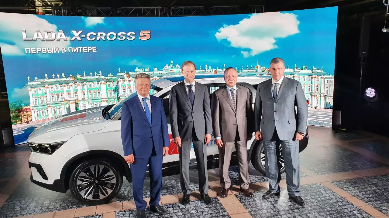 В Петербурге вышел первый серийный автомобиль LADA X-cross 5