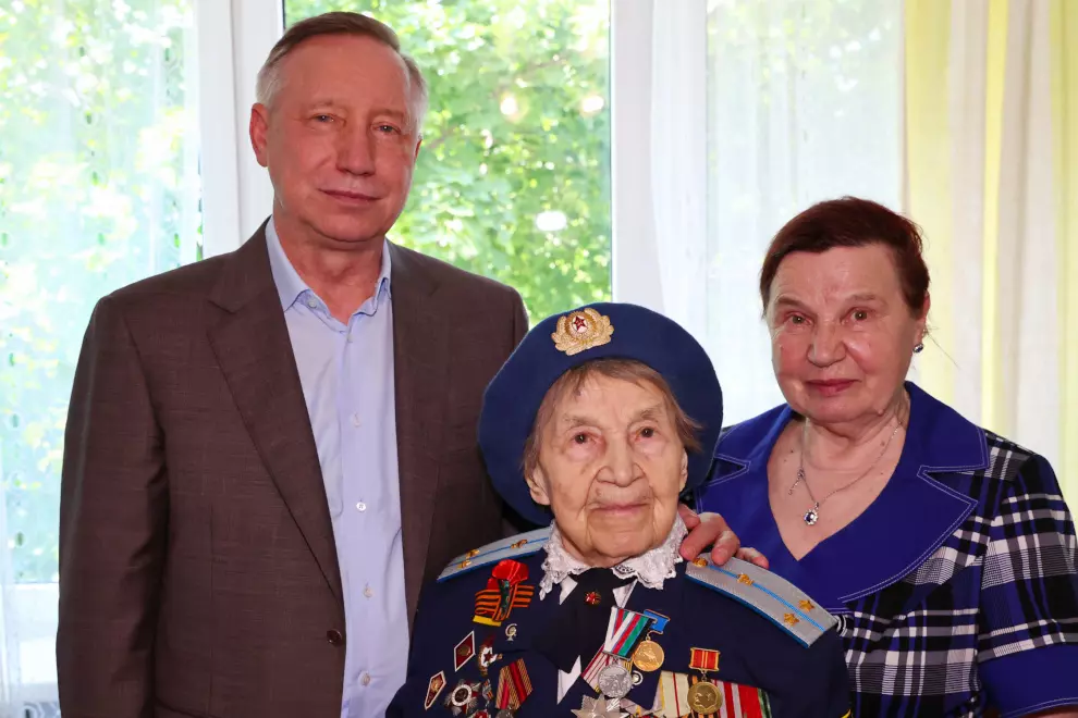 Губернатор города поздравил ветерана Великой Отечественной войны Марию Пашкову с Днем медицинского работника