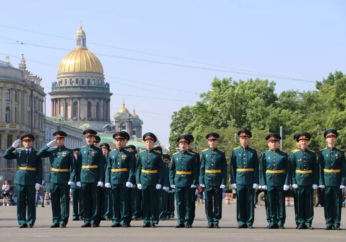 Церемонию выпуска офицеров Росгвардии провели на Дворцовой площади