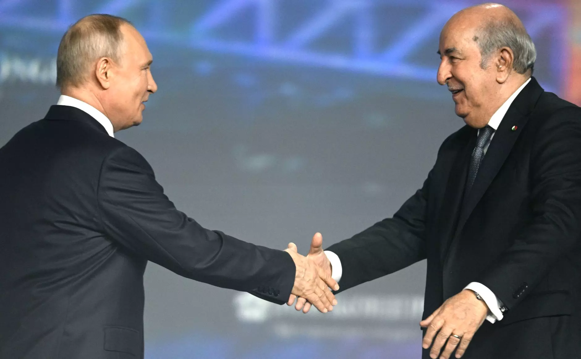 Президент Алжира указал на огромную роль России в снижении кризисов в мире
