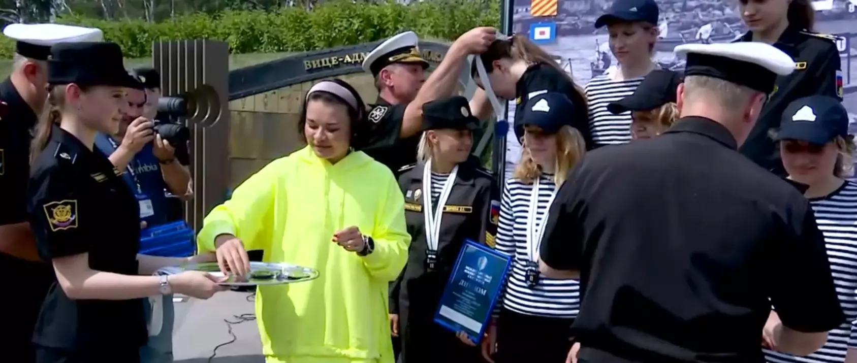 На площадке Военно-морского салона наградили победителей гребной гонки