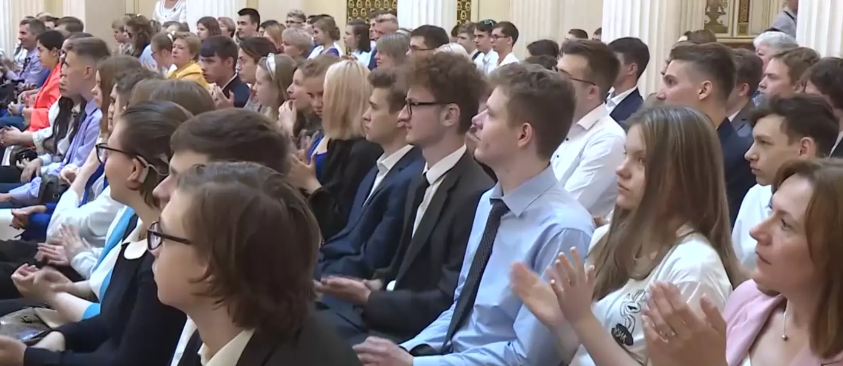 В Мариинском дворце Александр Бельский поздравил выпускников детских домов и интернатов