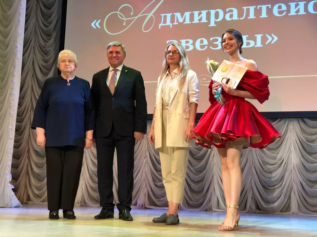 В Адмиралтейском районе Петербурга наградили шесть выпускников-стобалльников