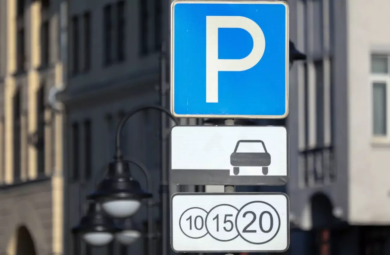 В Петроградском районе в зоне платной парковки установят свыше тысячи информационных табличек