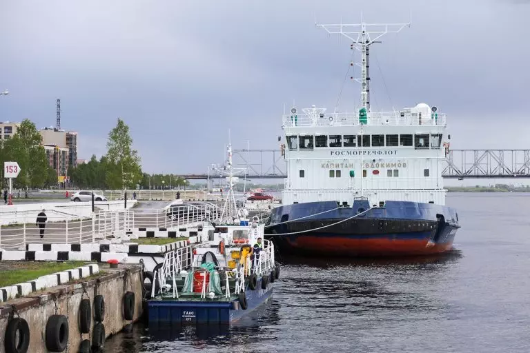 Беглов поздравил работников морского и речного флота