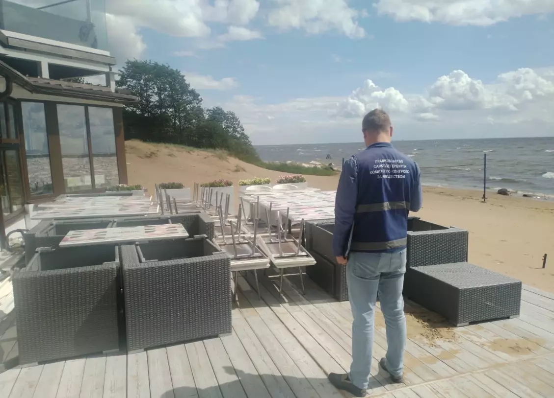 Незаконную стометровую террасу ресторана в заповеднике «Комаровский берег» начали сносить