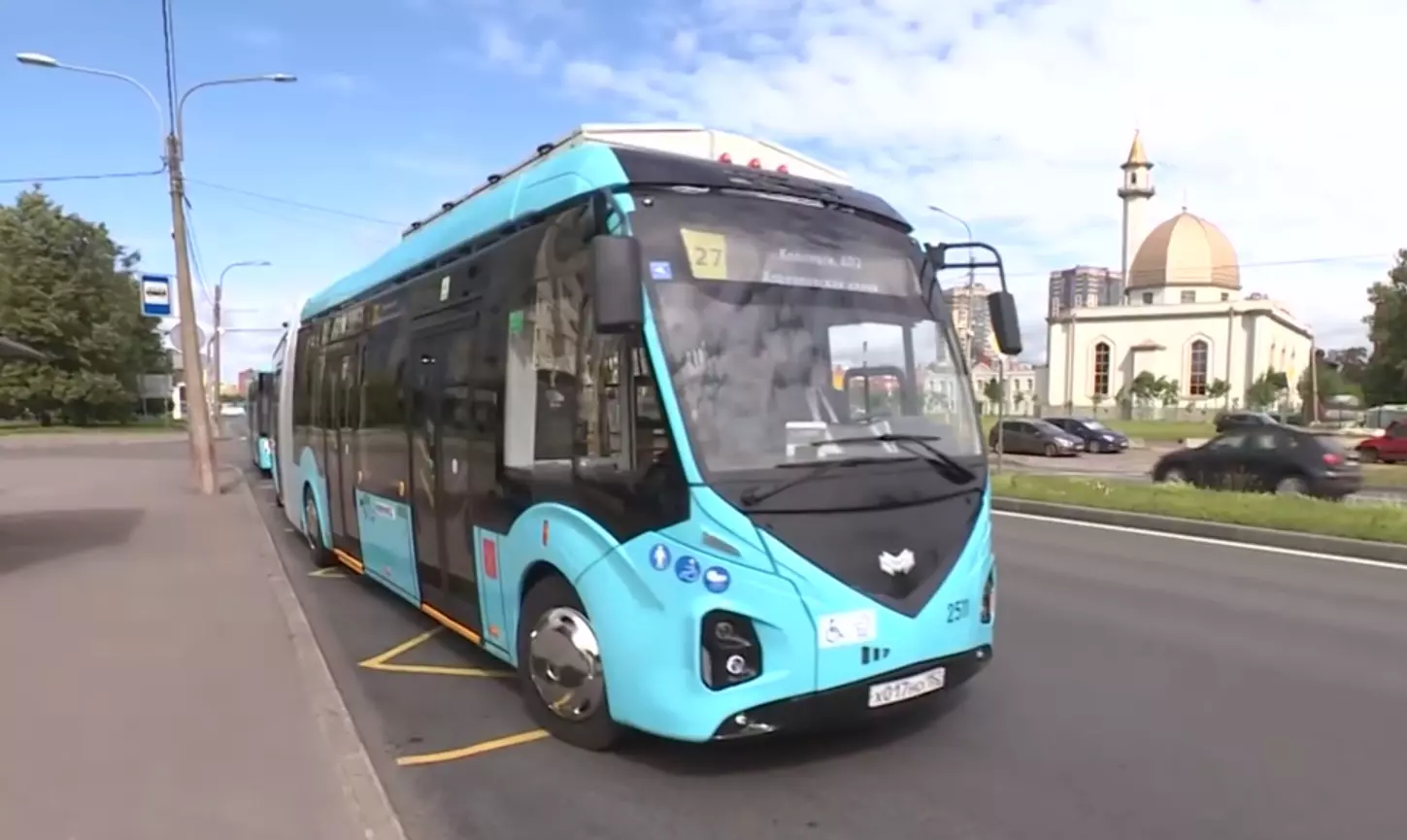 На улицы Санкт-Петербурга вышел новый электробус