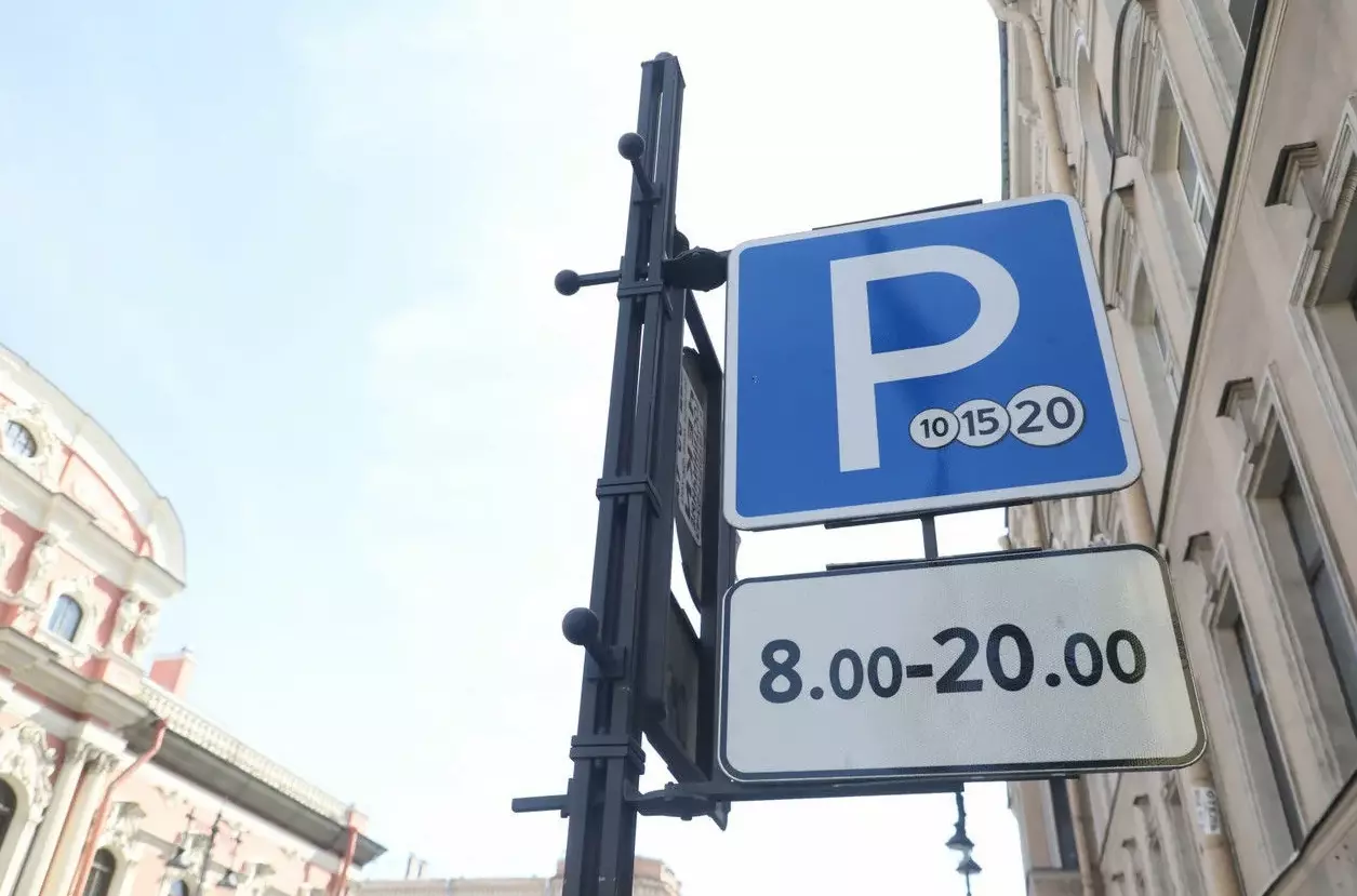 На Петроградке увеличили число инспекторов, которые ищут нарушителей в зоне платной парковки