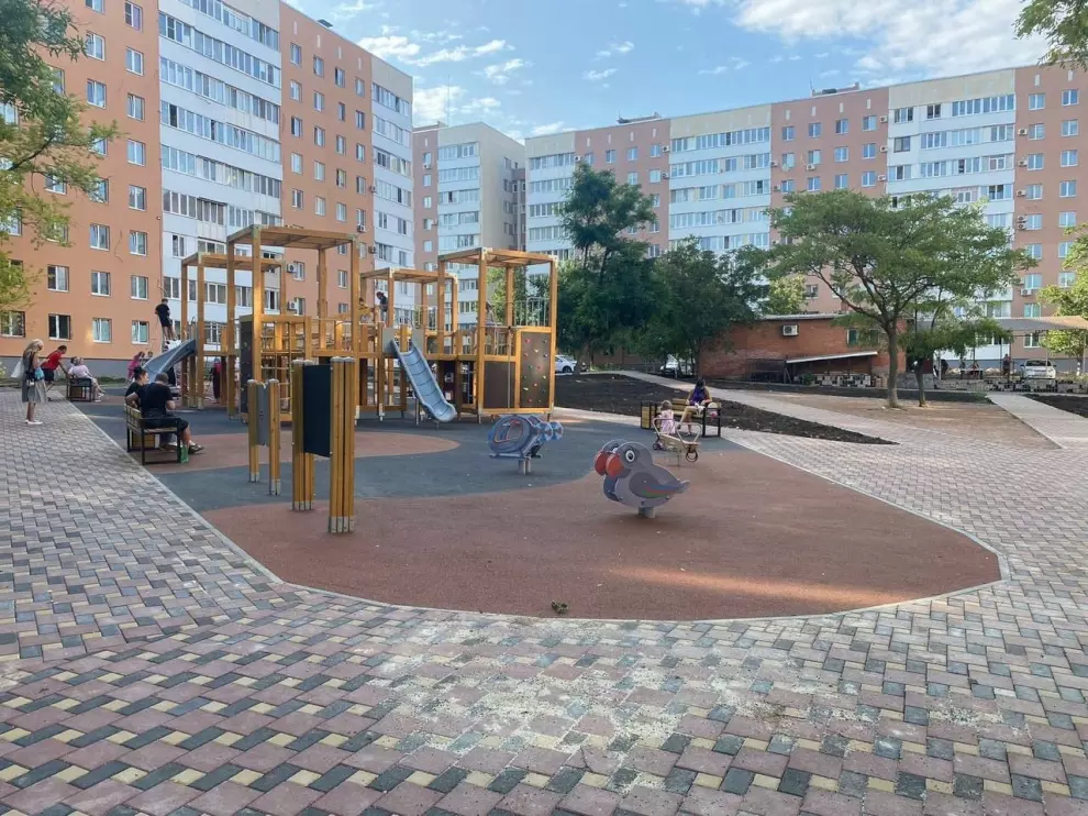 Силами петербургских строителей в Мариуполе создана детская площадка