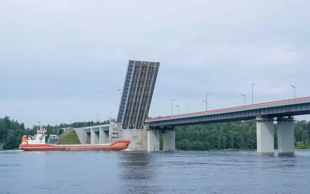 7 июля разведут Ладожский мост на 45 минут