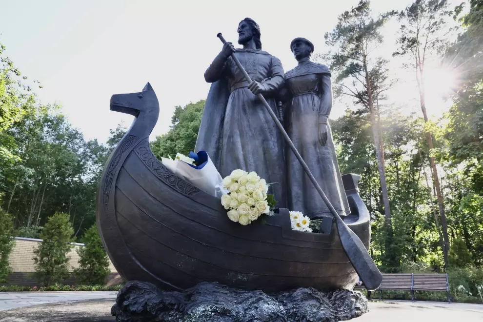 Торжественно открыли памятник Петру и Февронии Муромским