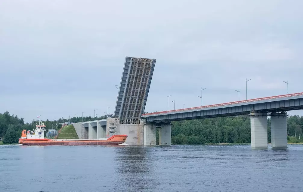 11 июля разведут Ладожский мост на 45 минут