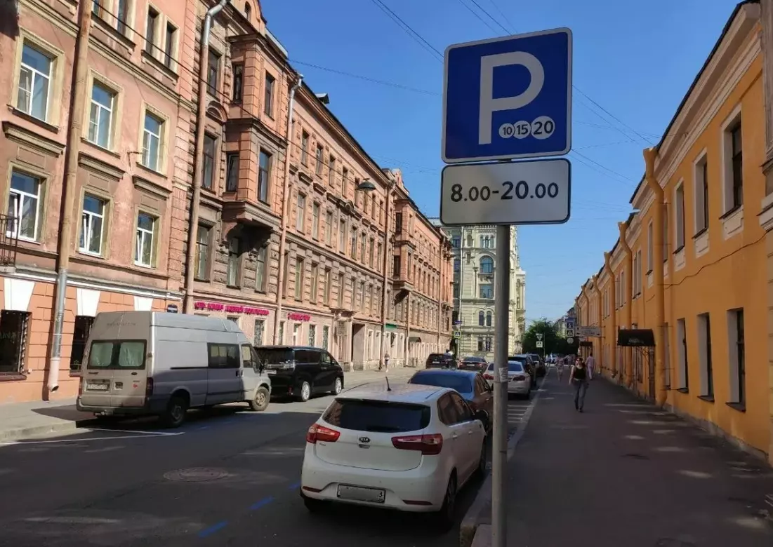 Около 7,5 тысяч льготных парковочных разрешений оформили жители Петроградского района