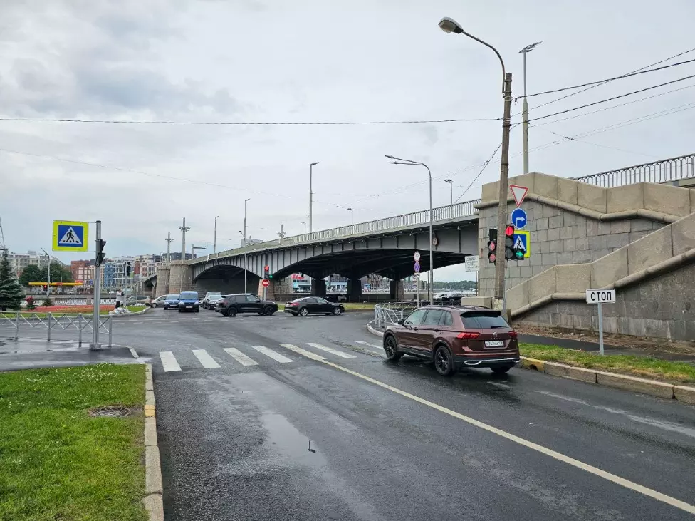 Возле Кантемировского моста установили новый светофор 