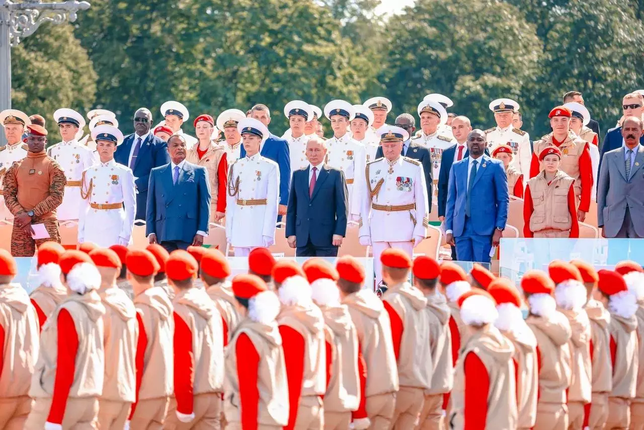 Парад в честь Дня ВМФ России прошел в Петербурге