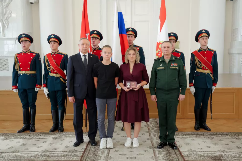 Александр Беглов вручил боевые награды военнослужащих, погибших в ходе СВО, их родственникам