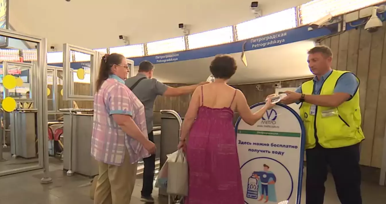 Сегодня в метро бесплатно раздают воду из-за жары