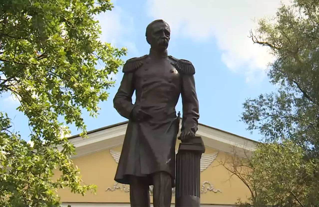 Памятник принцу Ольденбургскому открыли сегодня возле Мариинской больницы