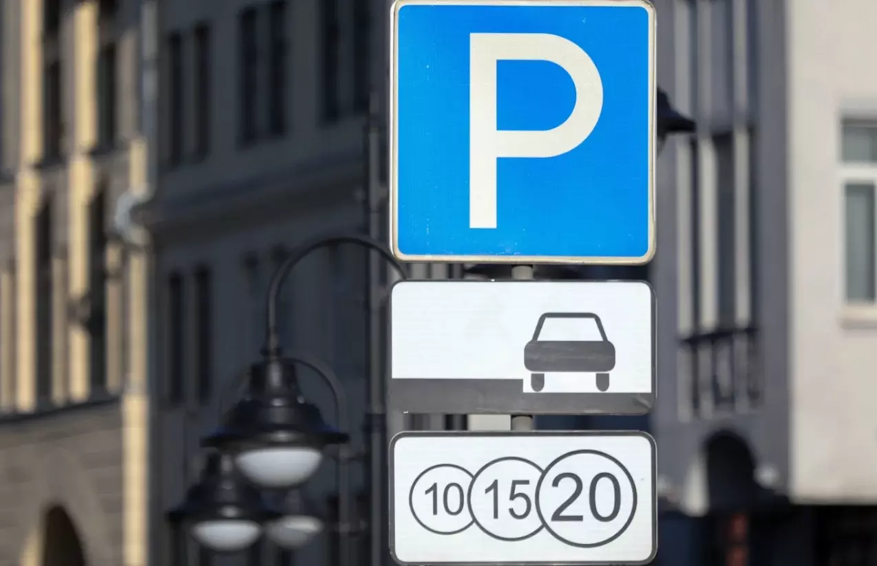 К началу сентября в Санкт-Петербурге введут поминутную оплату парковки