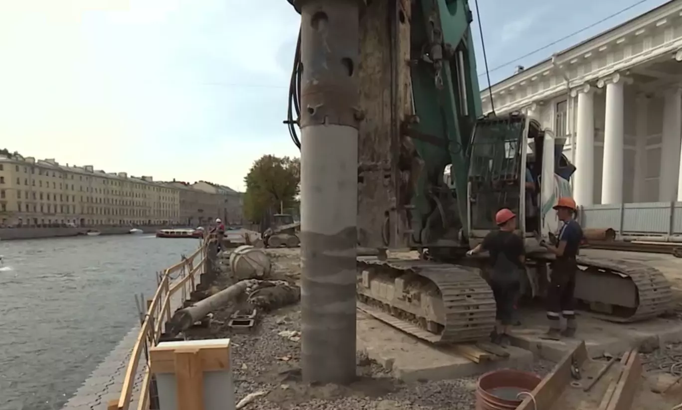 К декабрю закончится ремонт набережной возле Поцелуева моста