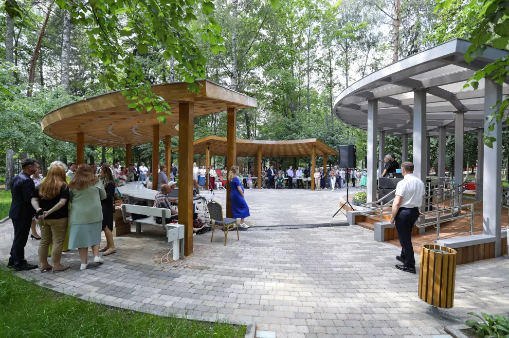 Обновленную площадку для отдыха открыли в Зеленогорском парке
