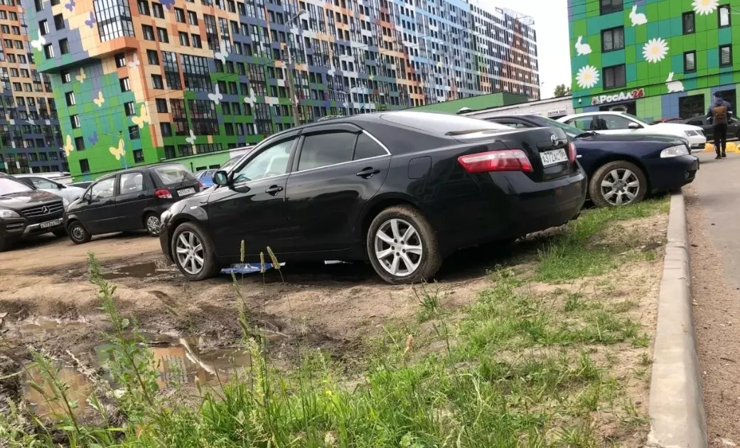 Неправильная парковка во дворах принесла в бюджет Санкт-Петербурга 300 млн рублей