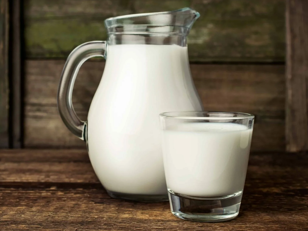 молоко домашнее. молоко или кисломолочные продукты. йогурт это кисломолочный продукт. кефир. молочные продукты названия.