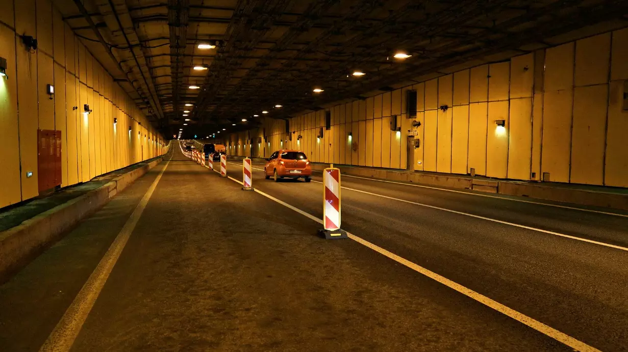 На 5 дней будет ограничено движение для автомобилистов в тоннеле дамбы