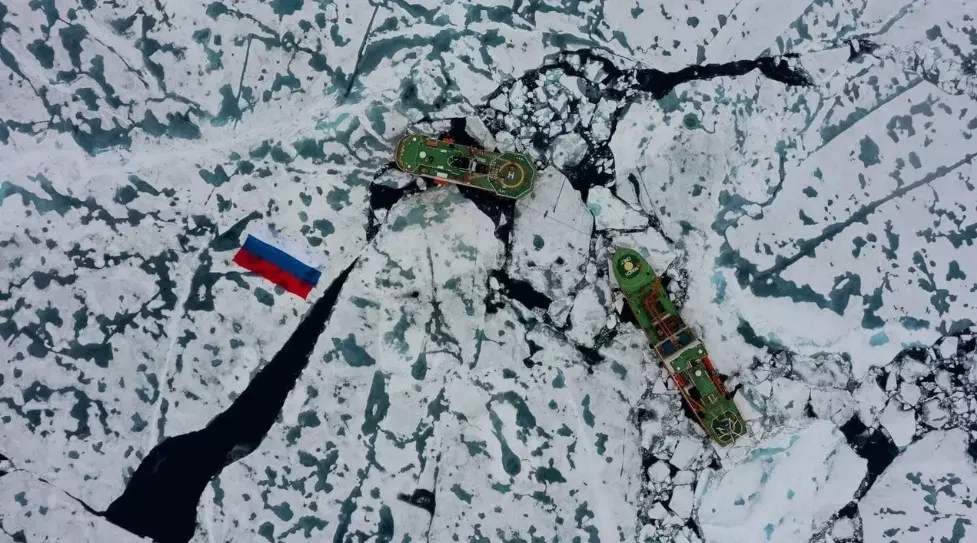 Полярники развернули флаг России в Арктике