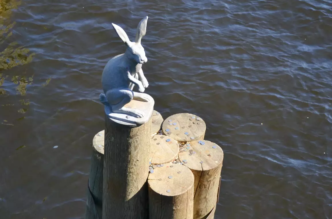 Скульптуру зайца возле Иоанновского моста отправили на ремонт