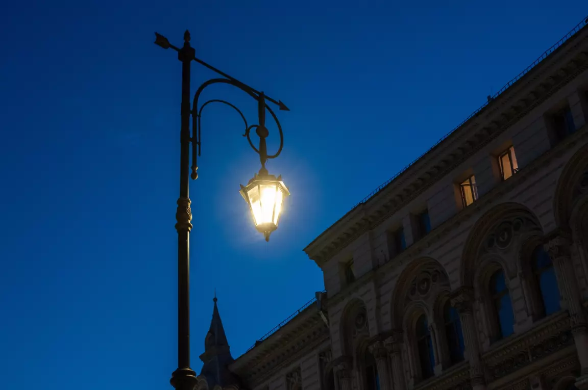 В разных районах Санкт-Петербурга проводят замену устаревших натриевых светильников