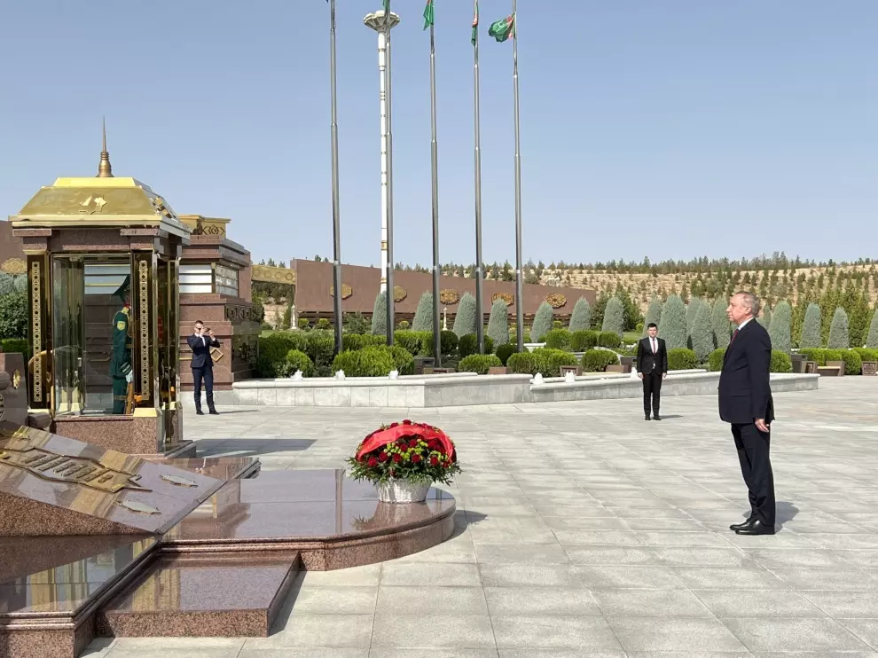 11 августа Александр Беглов возложил цветы к памятнику в честь Победы в Великой отечественной войне в Ашхабаде