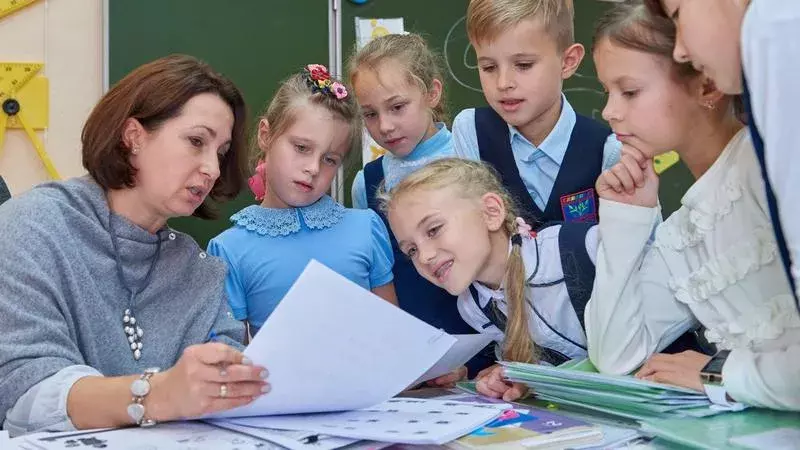 В Петербурге 30 учителям и педагогам будет выплачено по 200 тысяч рублей