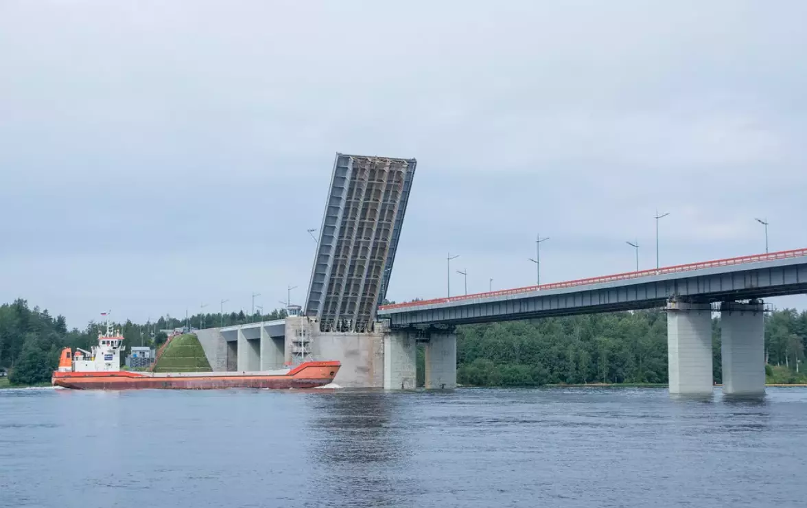 Ладожский мост разведут 19 сентября и ограничат движение для автомобилистов