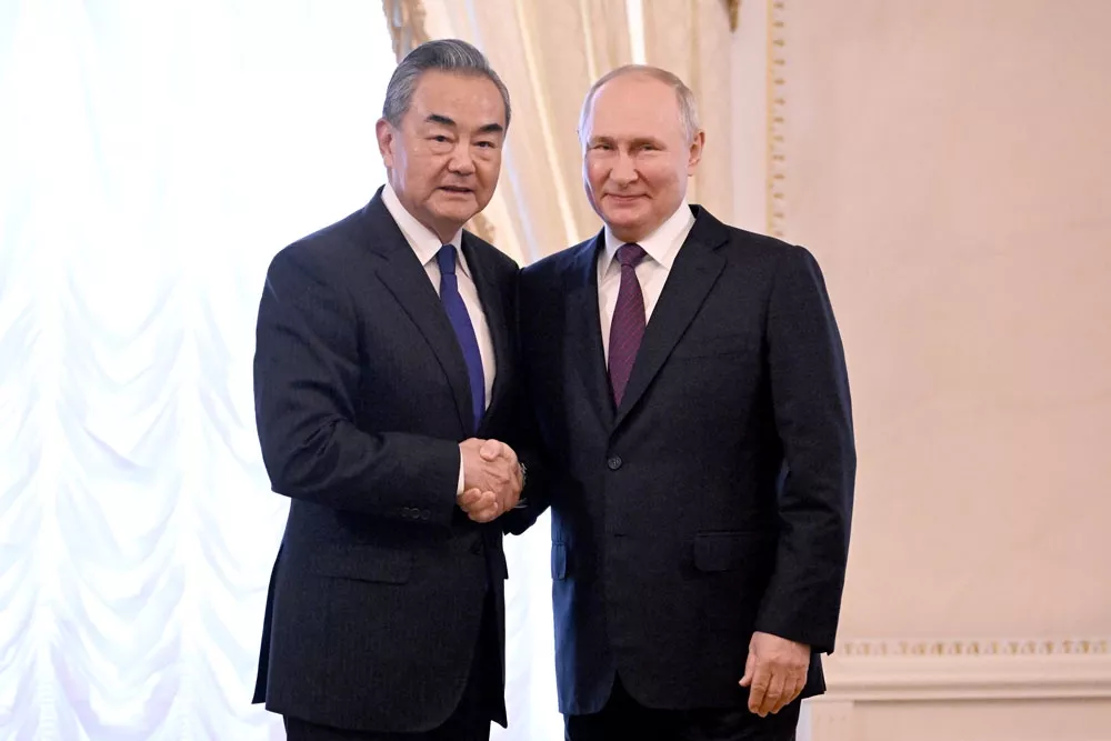 Путин и министр Китая встретились в Константиновском дворце