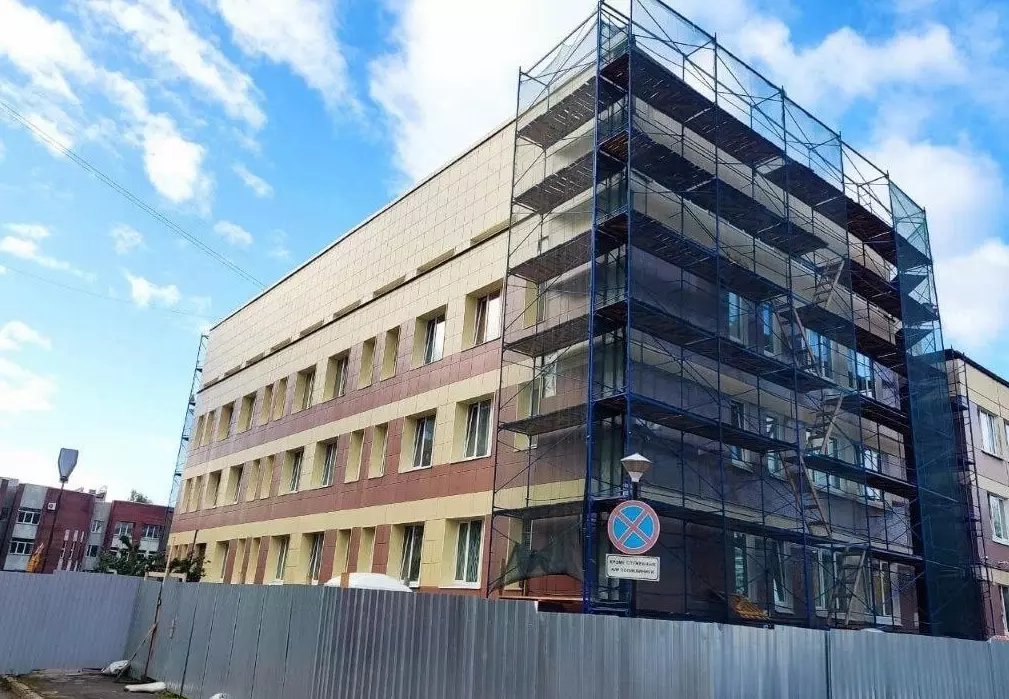 Красносельском районе капитально отремонтируют фасад поликлиники №106