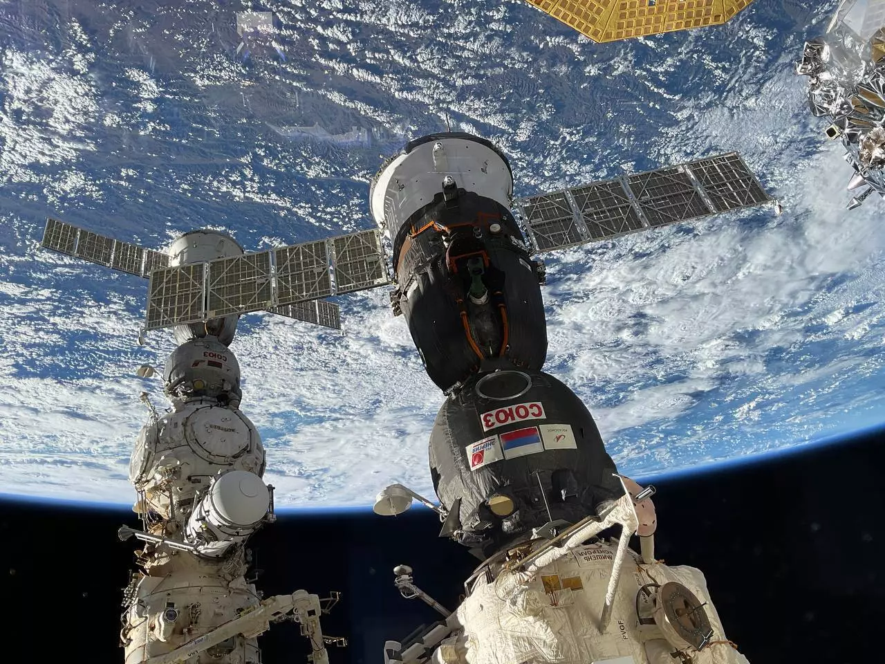 С орбиты на Землю вернулись российские космонавты и астронавт NASA