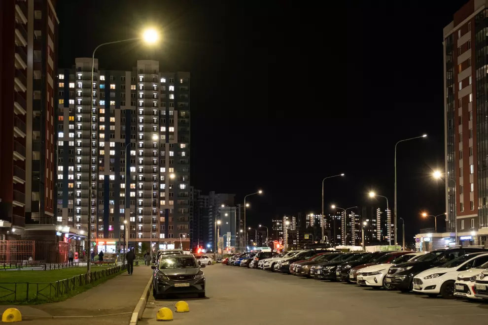 На проспекте Патриотов появились 86 фонарей нового поколения