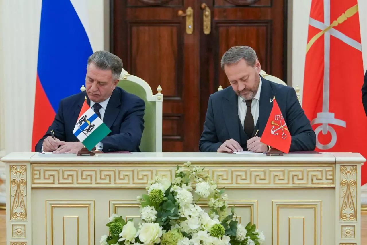 Документы о сотрудничестве подписали Александр Бельский и Андрей Шимкив
